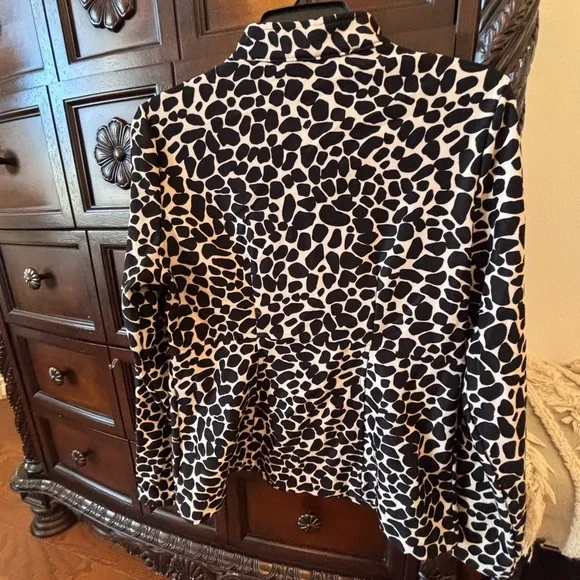 Notations Black and White zip up light jacket. - Picture 2 of 5